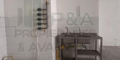 ¡Excelente oportunidad de negocio en Bello!
Se arrienda local comercial de 104m2 en el dinámico barrio Niquía de Bello. Ubicado estratégicamente frente a la carrera 30, este espacio está listo para convertirse en tu próximo punto de ventas. 
- Gran área que permite múltiples usos: tienda, oficina, taller, etc.- Un baño completo para la comodidad de los clientes y empleados.- Zona muy concurrida y de fácil acceso gracias al transporte público a pocos metros.- Cerca de colegios y centros comerciales que generan alto tránsito diario de compradores.
Si estás buscando ampliar tu negocio o emprender una nueva idea, este local es tu mejor opción. Con terminación básica pero con gran potencial, podrás dejar volar tu creatividad.