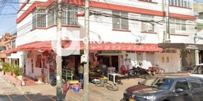 Se arrienda Bodega comercial  en el barrio la ceiba de bucaramanga zona lata influencia peatonal , residencial ,comercial y vehicular.
en un 2 piso 
cuenta con 2 baños 
con un metraje  de 240 m2
cocina 

•pregunta por él, bajo el código Inmobiliario 1420-170 ¡Contáctanos! Agenda tu cita y con gusto te asesoramos.
•Celular: 300 800 6712.
•Somos GRUPO ANDINO INMOBILIARIO, con nosotros tendrás tus trámites más fácil y rápido.