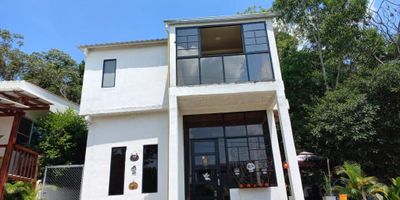 En Condominio Sun Villaje, zona exclusiva de Jamundí ubicado en Potrerito. Jamundí (Valle del Cauca), se vende hermosa casa de 3 niveles con excelente vista, consta de primer Piso: 2 salas, comedor, cocina integral tipo americana con su respectiva barra externa, gas natural y deposito. Segundo Piso: Sala de televisión, baño. Tercer piso: 3 alcobas, principal con vestier, y baño, baño de alcobas. Cuarto piso: Terraza de hamacas con iluminación, sala de estudio y zona de oficios. Se vende con la membresía del club lago grande, esta es para 8 personas del grupo familiar, ingreso ilimitado descuentos de 10, 15 y 20% en estadía, salones y restaurante. Administración del condominio $120.000. Para más información con Rocío Núñez celular 3163971491 o al  PBX 602 5532727