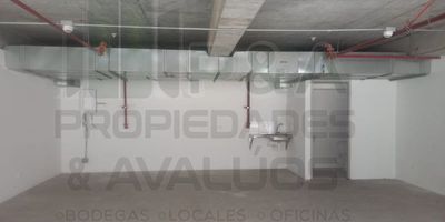 ¡Encuentra tu nuevo espacio de trabajo en Bello!
Ubicado en el vibrante barrio Niquia de Bello, presentamos este espacioso local de 115m2 listo para albergar tu emprendimiento. 
Con su amplia área abierta y configuración flexible, este local es ideal para todo tipo de negocios: oficinas, taller, tienda, restaurante u otros usos comerciales. Cuenta con acceso independiente, instalaciones eléctricas y sanitarias nuevas, y un baño completo. 
Además, como beneficios extras tiene un cómodo cuarto útil anexo perfecto para uso del personal o bodega. Y un generoso parqueadero para tus clientes.
Ubícate estratégicamente en una zona con alta afluencia peatonal y cerca de colegios, centros comerciales y rutas de transporte público. Llegar nunca fue tan fácil.
¡Aprovecha esta excelente oportunidad en uno de los sectores con mayor dinamismo de Bello! Contactanos hoy mismo para agendar una visita.