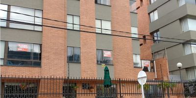 Vendo amplio apartamento, ubicado dentro de este hermoso y valorizado barrio que goza de dos grandes parques, amplia oferta educativa, hospitalaria, supermercados, fruver, farmacias, cómodo servicio de transporte por la 7a, 9a, 127 y 134 Posee una variada oferta comercial que incluye centros comerciales como Unicentro, Palatino, Hacienda Santa Bárbara y Usaqué excelentes  varias vías de acceso.

Ubicado en un segundo piso con vista exterior, lo que lo hace un apartamento con excelente luz natural se distribuye de la siguiente manera: 

DEPENDENCIAS: Hall de entrada, sala-comedor con chimenea, cocina integral, baño social y deposito, tres habitaciones, cada una con closet, baño en la alcoba principal, baño de habitaciones.  Parqueadero propio cubierto. 

EL INMUEBLE CUENTA ADEMÁS CON UNA  AMPLA TERRAZA CUBIERTA DE 15  MTS DE USO EXCLUSIVO, MEDIANTE ESCRITURA PÚBLICA.

Edificio con ascensor, salón de reuniones, vigilancia 24 horas.
