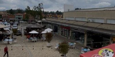 Se ofrece un excelente local comercial de 28.6 m² ubicado en el reconocido Centro Comercial, Este espacio se encuentra en una zona estratégica y de alto flujo comercial, ideal para emprendedores y empresarios que buscan posicionar sus marcas en un lugar privilegiado.El centro comercial cuenta con una amplia oferta de servicios y entretenimiento, lo que garantiza un constante movimiento de visitantes. El local es perfecto para establecer tiendas de moda, tecnología, gastronomía u oficinas comerciales. Su diseño moderno y funcional asegura la comodidad para clientes y empleados.