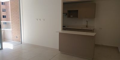 Apartamento en arriendo en unidad cerrada ubicada en un sector con fácil acceso a vía principal, cerca a centros comerciales, supermercados, restaurantes, servicio público de transporte y servicios complementarios del sector. Cuenta con piso en porcelanato y madera laminada, sala comedor, estar de tv, 3 alcobas con baño y vestier en la principal, baño social, cocina integral abierta tipo americano, cuarto útil, zona de ropas, balcón y parqueadero independiente cubierto Conjunto cerrado con ascensor, zonas sociales muy completas que incluyen piscina, gimnasio, salón social, sauna, parques infantiles, placa polideportiva, zonas verdes, vigilancia y portería 24 horas y circuito cerrado de tv. Inmuebles sujetos a verificación de disponibilidad

