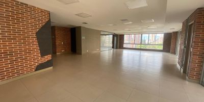 Oficina en arriendo en edificio empresarial, ubicado en un sector de facil acceso desde la avenida principales, cerca a restaurantes, centros comerciales, servicio de transporte público y servicios complementarios del sector. Cuenta con piso en porcelanato, 1 espacio, baños, cocineta, cableado de red, techo cielo raso, aire acondicionado central y parqueaderos cubiertos. El edificio cuenta con ascensor, auditorio, baños comunales, parking visitantes sin costo, vigilancia y portería 24 horas, citofonia y circuito cerrado de tv.Inmuebles sujetos a verificación de disponibilidad
