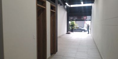 Oficina o local independientes en arriendo ubicado en un sector altamente comercial, con fácil acceso a vías principales, rutas de transporte público, cerca a parques, supermercados y gran variedad de servicios complementarios. Cuenta con 2 niveles, 2 espacios, baño privado, mezanine, energía básica. Inmuebles sujetos a verificación de disponibilidad
