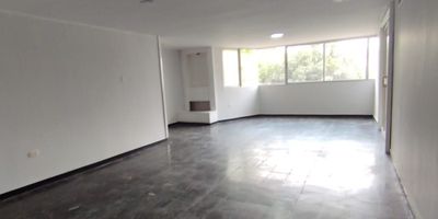 Apartamento en arriendo en Barranquilla, barrio Riomar. Este inmueble de 227 m² ofrece 3 habitaciones y 2 baños, ideal para familias. Cuenta con 2 parqueaderos para su comodidad. Ubicado en estrato 5, el apartamento tiene 5 años de antigüedad y brinda vigilancia para la seguridad de sus residentes. La administración es de aproximadamente $554,000. Riomar es una zona con acceso a servicios y comercios en Atlántico. El canon de arriendo es de $2,500,000. Para conocer más detalles de este apartamento o coordinar una visita, puede contactarnos por WhatsApp, a través de quiero que me contacten o ver teléfonos.