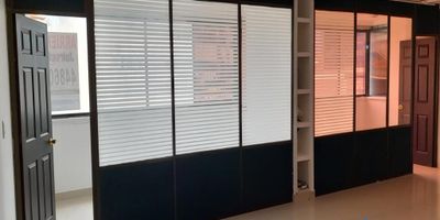 Oficina Venta Centro, comoda y amplia oficina en el centro de la ciudad con baño y divisiones para oficinas privadas. Edificio con porteria y ascensor a menos de una cuadra del parque de Berrio y la estación del metro y al frente del viaducto de tranvia de ayacuyo y Junin.

Esa oficina se encuentra actualmente rentando lo que es ideal para un inversionista.

