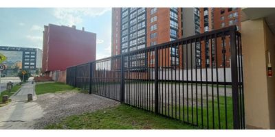 Lote de 400 metros cuadrados ubicado en Puente Largo, con anteproyecto y un área construible aproximada de 1780 metros cuadrados. Se encuentra sobre una calle tranquila, a una cuadra de la Avenida Suba, con cercanía a zonas verdes y excelente acceso a transporte público, incluyendo una estación de TransMilenio a tan solo una cuadra. El lote está en fiducia de parqueo y se sitúa en una zona con alta actividad de desarrollo residencial, cerca de la Calle 100 y con gran potencial de valorización.