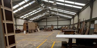 Bodega en Venta en Álamos – Excelente Oportunidad de Inversión

Se vende bodega  2.194,32 m² construidos, ideal para actividades comerciales, industriales y logísticas. El inmueble cuenta con áreas de oficinas, almacén, producción y vivienda, distribuidas en dos pisos.

Distribución:


 
 Primer Piso: Recepción, baños, producción, almacén, parqueadero, cuarto de vigilancia y vivienda del conserje.
 
 
 Segundo Piso: Oficinas, baños y cocineta.
 


Mejoras y Especificaciones:


 
 Estructura: Pórticos de concreto, cubierta de placa de concreto, entrepisos en concreto.
 
 
 Acabados: Muros estucados y pintados, pisos de cerámica, madera y concreto afinado, cielorraso en drywall y teja de fibrocemento.
 
 
 Equipos: Cámaras de seguridad, planta eléctrica, tanque de agua, vigilancia 24 horas.
 


Ubicación: En el sector de Álamos, con alta conectividad vial y acceso a transporte público, lo que facilita el flujo de clientes y mercancías.