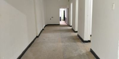 Vendo en Cali, casa de dos pisos más terraza en Barrio Chapinero, ideal para negocio o comercio. El primer piso cuenta con un amplio local, seis habitaciones, dos baños, cocina y zona de oficios. El segundo piso tiene cuatro habitaciones, dos cocinas, dos baños y sala-comedor. El tercer piso incluye una habitación y zona de oficios. Ubicada en una zona comercial de repuestos automotrices, perfecta para supermercado o tienda. 5metros de frente x 25 de fondo. primer piso actualizadas las cañerías ¡Oportunidad única!