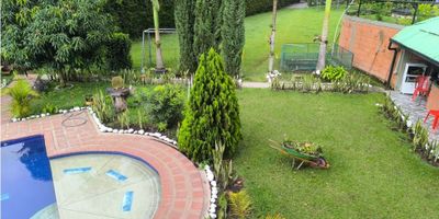 Finca en Venta en Villamaría, Caldas

Disfruta de la vida campestre con todas las comodidades en esta finca ubicada en Villamaría. Un espacio ideal para el descanso, la recreación y el contacto con la naturaleza.

Casa Principal y Casa Auxiliar: La casa principal cuenta con cinco habitaciones, tres baños privados y dos baños auxiliares. Además, incluye una casa auxiliar con tres habitaciones y un baño, perfecta para huéspedes o administración.

Espacios de Recreación: La finca dispone de una cancha de fútbol y una piscina con cuarto de máquinas, brindando áreas ideales para el entretenimiento y el deporte.

Servicios y Ubicación: Cuenta con agua de nacimiento, electricidad de CHEC con facturación bimestral y utiliza gas propano. Actualmente, se están instalando acometidas de gas natural en la zona.

Si buscas una finca con amplios espacios y excelente ubicación en Villamaría, esta propiedad es una gran oportunidad. Contáctanos para más información y agenda tu visita.


