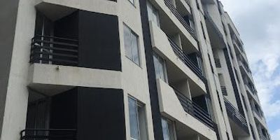 Apartamento en Venta  Una de las mejores zonas de Dosquebradas. Ubicado en un sector tranquilo y rodeado de hermosos guaduales, este apartamento te ofrece el lugar perfecto para vivir en paz y confort, con una vista espectacular. Características del inmueble, totalmente terminado, con acabados modernos. Muebles en los 2 baños y divisiones en vidrio templado. Muy iluminado y en una altura ideal que garantiza frescura durante todo el año. 2 Balcones uno en la sala y otro en el cuarto principal, donde podrás disfrutar de la vista hacia el Alto del Nudo y al paisaje natural que rodea el sector. Cuenta con cuarto de san Alejo, parqueadero cuebierto para tu comodidad. ¡Un lugar perfecto para disfrutar de la tranquilidad y belleza de Dosquebradas! Contáctanos para más información y agendar tu cita para conocer este hermoso apartamento. ¡No pierdas esta gran oportunidad de vivir en un lugar único!