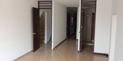 Alquilo bonito apartamento 2do. piso, en el barrio Cristóbal colon y contiene lo siguiente
Sala comedor, 2 alcobas con closet, cocina semi integral con gas domiciliario, 1 baño con ducha y zona de oficios.
Valor $750.000.