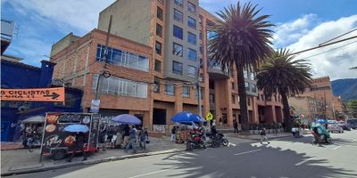 Oportunidad, oficina en exelente sectorEl lago, area 13M2, Vista interior, cuarto piso, baños comunales por piso, edificio cuenta con: asensor, cafeteria, recepcion, vigilancia 24hrs, media cuadra estacion de trasmilenio, cerca a la universidad Sergio Arboleda, cerca a Agrocampo.
