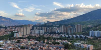 Apartamento ubicado en Bello sector belvedere. Tiene 62m2 (que son 57m2 de área privada), piso alto y vista a la ciudad; es un apartamento nuevo en obra gris. Tiene parqueadero propio cubierto, tres alcobas, dos baños (el baño social tiene acabados), sala, comedor, cocina (se entrega con mesón lavaplatos y cubierta a gas), zona de ropas y balcón (el balcón tiene acabados), red de electricidad, con caja de distribución para telecomunicaciones, red de agua que por ahora es la provisional de la obra (hay tubería de agua caliente para duchas, lavaplatos y lavadora), red de gas para cubierta, calentador y alarma de humo. La unidad cuenta con ascensores, red contra incendios, shut, portería 24 horas, zonas comunes que se entregarán parcialmente con el avance del proyecto.