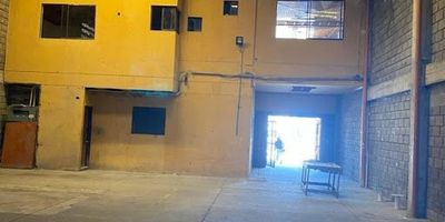 Bodega en arriendo ubicada en El Bosque, Cartagena, Bolívar. Este inmueble industrial cuenta con 500 m² de área construida, ideal para operaciones logísticas o almacenamiento. Dispone de 4 baños en total y un espacio de oficina de 100 m² con su propio baño, facilitando la gestión administrativa. Con una antigüedad de 15 años, la propiedad ofrece un canon de arriendo de $12,000,000. Conecte con nosotros para más información a través de WhatsApp, quiero que me contacten o ver teléfonos.