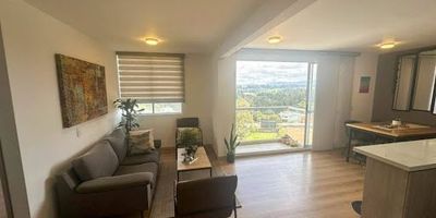 Apartamento en unidad cerrada, con acceso controlado, seguridad 24 horas y áreas comunes como salón social, juegos y zonas verdes. espacioso y bien distribuido, con 2 habitaciones, 2 baños, cocina moderna, sala-comedor y balcón. ubicado en una zona tranquila y de fácil acceso, ideal para disfrutar de privacidad y comodidad. Código Abad Faciolince APA8496 Asesor Santiago Arroyave 3155022257