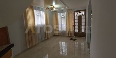 Atos Inmobiliaria vende casa de tres niveles en el sector Las Quintas, una zona tranquila y de fácil acceso. En el primer nivel cuenta con garaje, sala-comedor, baño, cocina integral y zona de ropas. En el segundo nivel dispone de cuatro habitaciones y dos baños. En el tercer nivel, encontrarás una amplia terraza ideal para disfrutar al aire libre. Ubicada cerca de supermercados, colegios y vías principales, esta casa te ofrece comodidad y una excelente ubicación. No pierdas esta oportunidad, contáctanos y agenda tu cita hoy mismo.