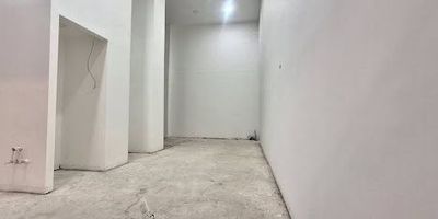 Local en arriendo en Medellín, barrio El Poblado, con aproximadamente 70 metros cuadrados, un baño, fácil acceso y excelente transporte público. Ubicado sobre la transversal Superior, en zona comercial y residencial, cerca del centro comercial El Tesoro, colegios e iglesias. El centro comercial ofrece vigilancia 24 horas, circuito cerrado de televisión y parqueaderos para visitantes. Aprovecha esta oportunidad en una ubicación estratégica. Agenda tu visita hoy mismo con Epicasa.