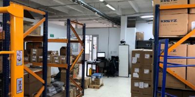 Bodega Oficina en Arriendo - Parque Empresarial Las Ferias:


 Área aproximada: 420 m²
 Bodegas de dos plantas


Distribución:


 
 Primer nivel:

 
  Espacio de bodega
  Batería de baños
 
 
 
 Segundo nivel:

 
  Oficinas abiertas y cerradas
  Sala de juntas
  Batería de baños
 
 


Servicios y Accesos:


 Uso del suelo: Comercial
 Estrato: 4 (comercial)
 Acceso con talanqueras: Sí
 Acceso para camiones: Sí
 Portería/vigilancia privada 24x7: Sí
 Circuito cerrado de TV: Sí
 Sendero peatonal: Sí
 Parqueadero para visitantes: Sí
 Servicios independientes: Sí
 Baños comunales: No


Áreas comunes:


 Zona comercial: Sí
 Zona recreativa/parque: Sí
 Zona de restaurantes: Sí


Ubicación y entorno:


 Transporte público cercano: Sí
 Vía principal cercana: Sí
 Sector financiero cerca: Sí
 Zona hotelera cerca: Sí


Este espacio es ideal para empresas que necesiten un lugar bien ubicado, con seguridad, accesos adecuados, y con áreas comerciales y recreativas en las cercanías.
