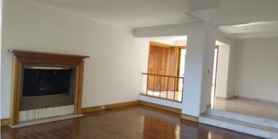 Amplia vivienda con excelente luz natural a todo su alrededor. Penthouse ubicado en un entorno rodeado de naturaleza, con bellísima vista sobre el norte y los cerros orientales de Bogotá. Cuenta con espacios generosose independientes, muy bien distribuidos en dos (2) pisos y dos niveles, amplia terraza en medio de una hermosa arborización con vista a la ciudad, amplios espacios; con buenas alturas piso - techo en sus distintas áreas y con buena arquitectura. Construcción de altas especificaciones y excelente ubicación cerca de colegios, instituciones médicas,centros comerciales y comercio entre otros.

Área por piso aprox. 487 m² Entrega con acabados SI
Balcones 3 Iluminación natural SI
Sala independiente con chimenea Estudio con Chimenea
Comedor Independiente Baño social
Cuatro (4) habitaciones con baño y walk in closet.
Tres (3) de las habitaciones cuentan con estar de TV / estudio.
Amplio Hall de recibo y otros. Amplia terraza cubierta con vista
Cocina Integral Zona Lavandería Independiente
Cuarto Servicio + Baño No. Garajes: 4
