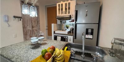 APARTAMENTO AMOBLADO EN RENTA:

Elegante y funcional apartamento de dos ambientes en un secto exclusivo de la ciudad.

Cuenta con un baño, zona de ropas independiente, cocina integral con barra tipo americana, balcón, parqueadero privado y parqueadero de visitantes.

El conjunto cuenta con salón social, zona Bbq, vigilancia 24/7

un espacio moderno bien diseñado, idal para quienes buscan comodidad y ubicación privilegiada.
