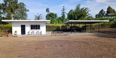 Lote en arriendo ideal para diversos usos, ubicado en una zona estratégica con acceso a vías principales. espacio amplio y seguro, adecuado para almacenamiento, actividades comerciales. con servicios básicos disponibles y fácil acceso a transporte, oficina con cocineta y baño. Código Abad Faciolince LOT1718 Asesora Alejandra Gutiérrez 3174292454