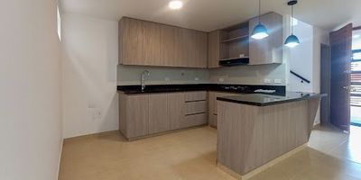 Inmueble ubicado en agradable sector de La Ceja. Casa de dos niveles la cual cuenta con un área de 140m2, distribuida en 3 alcobas, cada una de ellas con closet, la principal con baño y vestier, sala comedor, hall, estudio, cocina amplia y moderna, parqueadero, baño social completo y compartido, zona de ropas iluminada y con amplios espacios. Unidad abierta segura y agradable, cerca de zona comercial, circunvalar sur, glorieta hacía Rionegro y el municipio de La Unión. En su entorno podemos encontrar supermercados, instituciones educativas, iglesias, restaurantes, farmacias y demás sitios de interés.  