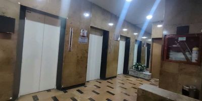 Esa es la vocación de presentarte esa buena oferta para ubicar tu oficina o tu consultorio hablemos un poco del entorno queda cerca de la estación La alpujar el centro administrativo la alpujarra para diligencias más amenas y a la mano permitiéndote ahorrar tiempo a ti y a tus clientes diagonal a plaza mayor el edificio cuenta con vigilancia cuenta con ascensor parqueadero de visitantes sala de espera al interior de la oficina vas a encontrar un espacio amplio y cómodo bien iluminado con su respectivo baño y una pequeña cocineta, la oficina se vende totalmente vacía para mayor información Jhonny Bedoya 318 377 2859
