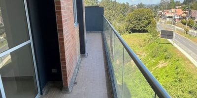 Codigo 26768. Apartamento en venta en Rionegro sector San Antonio? Características del Inmueble:• 3 Habitaciones:• Alcoba principal con vestier, baño privado con cabina en vidrio templado y piso en baldosa• Habitaciones auxiliares con clóset y piso en madera laminada• 2 Baños (baño social con acabados en porcelanato)• Amplio salón-comedor con excelente iluminación natural• Cocina abierta integral con cubierta a gas, campana y mesón en granito• Zona de ropas• Balcón con vista agradable• Parqueadero sencillo• Cuarto útil• Red de gas y servicios públicos? Ubicación y Entorno:Ubicado en el exclusivo sector de San Antonio en Rionegro, este apartamento ofrece una combinación perfecta de tranquilidad y accesibilidad. A solo minutos del Parque de San Antonio, con acceso rápido a Llano Grande, La Ceja, El Porvenir y el centro de Rionegro. La zona cuenta con supermercados, restaurantes, centros comerciales y excelentes rutas de transporte público.? Zonas Comunes:• Portería 24/7 y lobby• Gimnasio equipado• Salón social para eventos• Parque infantil? Precio de venta: $460.000.000? Administración: $395.000Este apartamento es ideal para familias o inversionistas que buscan un inmueble con alta valorización en una de las mejores zonas de Rionegro. ¡Contáctanos para más información y agenda tu visita hoy mismo! ?✨