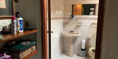 Amplia casa en venta en El Prado, Cartagena, Bolívar. Con 950 m² de área, esta propiedad cuenta con 3 habitaciones, 2 baños y 1 parqueadero. Es ideal para quienes buscan espacio y una excelente ubicación en un sector consolidado de la ciudad. Con 5 años de antigüedad y estrato 3, esta casa representa una sólida oportunidad por $780.000.000 en Cartagena. Para más información, contáctenos por WhatsApp o utilice las opciones para ver teléfonos.