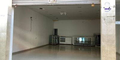 Se arrienda local comercial de 67 m² en el centro de Barranquilla, ideal para negocios con alto flujo de clientes. Ubicado en una zona estratégica, de fácil acceso y alta visibilidad, rodeado de comercios establecidos y transporte público cercano. El local cuenta con espacios amplios, buena ventilación y entrada independiente. Es perfecto para tiendas de retail, oficinas, restaurantes o cualquier otro tipo de negocio que busque una ubicación destacada. ¡No pierda la oportunidad de establecer su negocio en una de las zonas más dinámicas de la ciudad!