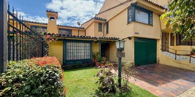 "Descubre tu hogar soñado en el corazón de Usaquén, Bogotá. 

Esta espectacular casa  estilo colonial es el perfecto equilibrio entre comodidad y funcionalidad.

Con cuatro habitaciones amplias y luminosas, un family room acogedor y un estudio perfecto para trabajar o estudiar desde casa, esta casa es ideal para familias que buscan espacio y privacidad.

El espacio social es el corazón de la casa, con una sala-comedor con chimenea que invita a relajarse y disfrutar de momentos con amigos y familia. El jardín es un oasis en medio de la ciudad, perfecta para disfrutar al aire libre.

Nota: El valor de la administración  de $ 700.000 es opcional que los habitantes del barrio lo pagan para la vigilancia.  

La casa cuenta con acabados en madera, con piso en madera macizo que añade un toque cálido. 

Agenda tu cita !