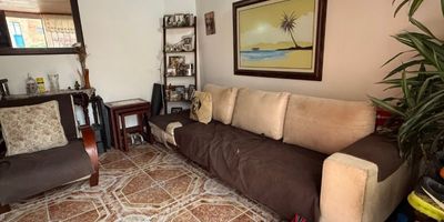 ¡No dejes pasar esta oportunidad única en El Redil! Espectacular casa de dos niveles con 3 habitaciones, 3 baños y una cocina integral lista para usar. Benefíciate de dos parqueadero justo en frente y la seguridad de un conjunto cerrado. ¡Llama ahora o escríbenos para conocer todos los detalles y programar una visita!