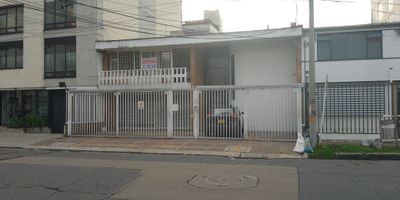 Oficina de 20 m2  VEALO  ofrece un espacio moderno y funcional, ideal para empresas que buscan un lugar práctico y cómodo para sus actividades diarias y 1 baño.
El diseño del espacio permite una distribución versátil, adaptándose tanto a oficinas abiertas como a áreas compartidas, con posibilidad de dividir en diferentes módulos de trabajo.
Ideal para pequeñas y medianas empresas, profesionales independientes que buscan un lugar funcional, accesible y bien ubicado para sus operaciones.
No dejes pasar esta excelente oportunidad