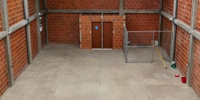 Bodega Nueva para Estrenar en Cali, Ubicada Estratégicamente en el Centro.

Diseñada para ofrecer lo mejor en tecnología y funcionalidad, esta bodega se adapta a las necesidades de tu empresa o negocio. Sus características y beneficios incluyen:

Características Principales:

Área: 200 m² con 6,5 metros de altura.
Ubicación estratégica: A solo una cuadra de la calle 5a, con acceso directo al sistema de transporte El MÍO y rutas de jeep.
Iluminación natural: Su diseño de cubierta permite el paso de luz natural, creando un ambiente luminoso.
Especificaciones Técnicas:

Malla electrosoldada para mayor seguridad.
Construcción de alta calidad: Concreto de 3.000 psi, piso de 10 cm de espesor.
Iluminación eficiente: Lámparas internas para visibilidad nocturna.
Energía eléctrica: Voltajes de 110V y 220V.
Seguridad:

Cámaras de seguridad y alarmas de alta tecnología.
Acceso controlado: Dos puertas exteriores con control remoto o manual.
Servicios Adicionales:

Instalaciones sanitarias con sistema de ahorro de agua.
Ubicación Ideal: Situada en la Calle 10 No. 7-28, en una avenida con excelente circulación peatonal y vehicular, garantizando visibilidad y fácil acceso.