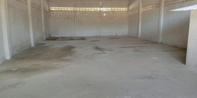 Bodega localizada en el norte de Barranquilla, cerca a Villa Campestre y al barrio Las Flores. A una cuadra y media de la vía principal del barrio La Playa (Cra. 10), Techada en su totalidad, piso de concreto, puerta corrediza de 5 metros de altura, altura interna 6 metros aproximadamente, fondo de veintidós metros, ancho - once metros y medio. Posee una oficina con baño privado. Segundo baño independiente con ducha para trabajadores. Energía eléctrica monofásica (110 voltios). Buenos vecinos, sector tranquilo.