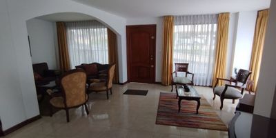 Casa con renta en Palermo, Manizales

Oportunidad para inversionistas que buscan un inmueble con vocación de crecimiento en un sector de alta valorización.
Ideal para quienes desean combinar vivienda propia con generación de ingresos y flexibilidad financiera.

Descripción de la propiedad
En el primer nivel se encuentra el garaje y un apartaestudio independiente que integra sala comedor, cocina semi integral, zona de ropas, una habitación y un baño, perfecto para arrendamiento. El segundo piso ofrece una sala comedor amplia, salón de estar, baño social, cocina integral y zona de ropas, creando un espacio social cómodo y funcional. En el tercer nivel descansan tres habitaciones, dos baños completos, un estudio con luz natural y pisos en madera lacada que aportan calidez.

Descripción del entorno y acceso
Ubicada en un sector tranquilo de Palermo, con fácil acceso a vías principales y cerca de zonas comerciales y servicios. Estrato seis que garantiza estabilidad y plusvalía a mediano y largo plazo. Se estudia recibir hasta $600 millones en propiedad de menor valor, preferiblemente en formato de dos apartaestudios.

Contáctanos
Escríbenos por WhatsApp para recibir información detallada y conoce cómo aprovechar esta inversión. Nuestro equipo está listo para agendar tu visita y resolver todas tus dudas.


