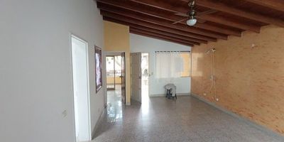 INMENSA CASA UBICADA EN EL BARRIO ROSALES DE MEDELLÍN, PISO 2 CON BALCÓN Y PARQUEADERO.

Área 168 m². 
5 alcobas + alcoba de servicio.
4 baños + baño de servicio.
Cocina cerrada + patio + zona de ropas.
Sala + comedor independientes.
2 patios en total.
Parqueadero.
Estrato 5.
Edificio de 2 niveles.

SE PUEDE USAR PARA SUBARRIENDO DE ESTUDIANTES UNIVERSITARIOS.

Lugares cercanos
Parque de Belén.
Universidad UPB.
Centro Comercial Unicentro.
Unidad Deportiva de Belén.