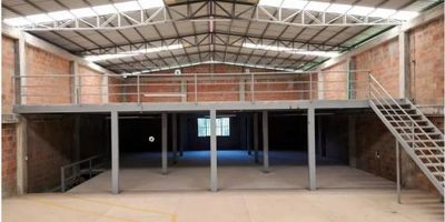 Bodega en Renta – Parque Industrial, Pereira

Características:


 Superficie Total: 930 m²
 Subdivisión Interna: 1
 Baños: 4
 Tipo de Uso: Piso para Tráfico Pesado, Almacenamiento Pesado
 Parqueaderos: 3


Esta bodega en renta se encuentra en un parque industrial estratégico en Pereira, ofreciendo amplios espacios ideales para almacenamiento y operaciones logísticas. Con un piso adecuado para tráfico pesado y la capacidad para manejo de carga pesada, es la opción perfecta para empresas que requieren espacio funcional y de fácil acceso.
