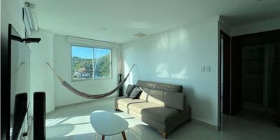 Se arrienda apartamento en Edificio Cascadas del Rodadero, de una habitación con vista al mar en el Rodadero, Santa Marta. Esta ubicado en piso 2 del edificio, pero como el edificio se encuentra a lo alto de una montaña, tiene sensaciond e altura de piso 15 aproximadamente. 

Cuenta con cocina, balcon, 1 habitacion, 1 baño y 1 parqueadero. 

Nota:

- Se arrienda minimo 6 meses.

- La Administración se encuentra incluida en el canon.

- Servicios públicos no se encuentran incluidos.

Para confirmar cualquier dato de la publicación, realizar preguntas adicionales o agendar cita para conocer la propiedad, comunícate con nosotros!

 
