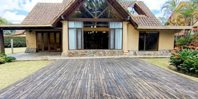 Distribución y Características
4 habitaciones
3 baños
Sala comedor
Cocina integral
Zona de ropas
Sala de estar
1 cuarto útil
Parqueadero descubierto para 4 vehículos