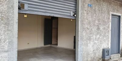 ALQUILO EXCELENTE LOCAL AL NORTE DE CALI EN EL BARRIO POPULAR. Carrera 5 Norte No. 38A - 16 Local. COD 2141. ¡Oportunidad única! Situado en el dinámico barrio Popular, este local goza de una excelente ubicación, con fácil acceso a la vía principal y rodeado de colegios, supermercados y centros comerciales. Con un área de 20 m, este espacio es perfecto para diversos tipos de negocios. Cuenta con un baño privado y un práctico antejardín que puede utilizarse como zona de parqueo. Aprovecha el flujo constante de clientes en esta zona altamente comercial. Precio $750.000 mensuales. Para más información y agendar una visita, comunícate a los teléfonos 602 8960448, 3157050711, 3163510317.