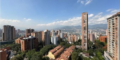 Sobre Las Palmas, de fácil acceso y apartado de la congestión de la avenida El Poblado; se ubica este centro de negocios con moderna fachada e imponente lobby. 4 ascensores, 14 locales comerciales y un cajero electrónico. Esta oficina cuenta con vista panorámica: 236,42m2 por escritura y 5 matrículas inmobiliarias independientes, unificadas en un lugar de trabajo muy funcional y amoblado. Más de 30 puestos de trabajo, sala de juntas, oficina de gerencia, recepción, 2 cocinetas, 4 baños y 7 parqueaderos privados. El edificio cuenta con auditorio para 60 personas, salas de reuniones y 105 parqueaderos para visitantes con cobro. Administración: $1.795.000 - Predial trimestral: $5.126.213 x oficina+útil+7 parq. Contáctanos para más información y programar una visita!.
