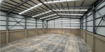 Bodega a Estrenar en Arriendo – Dosquebradas

Características:


 Superficie Total: 1,000 m²
 Tipo de Uso: Tráfico Pesado, Almacenamiento Pesado, Movimiento de Maquinaria y Equipos
 Subdivisión Interna: 1
 Baños: 2
 Parqueaderos Cubiertos: 3


Esta bodega a estrenar, ubicada en Dosquebradas, es ideal para empresas que requieren un espacio amplio y especializado para operaciones de tráfico y almacenamiento pesado, así como el movimiento de maquinaria y equipos. Con una subdivisión interna, 2 baños y parqueaderos cubiertos, ofrece todas las comodidades necesarias para un funcionamiento eficiente y seguro.
