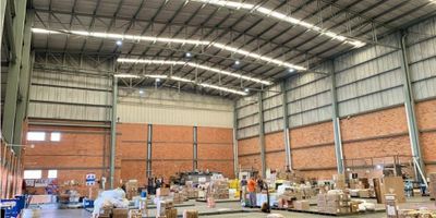 Bodega en Arriendo

Características:


 Área Libre de Almacenamiento: 1,508.3 m²
 Área de Mezanine/Oficina: 57.7 m²
 Área de Muelles: 184 m²
 Área Total Construida: 1,565 m²
 Altura Libre: 12 metros
 Piso Industrial Allanado: Capacidad para soportar hasta 3 toneladas por metro cuadrado
 Energía Eléctrica: 110V 25 KVA


Características Adicionales:


 Muelles para Carga y Descarga: 9 muelles para camión y 3 muelles para tractomula
 Puertas Metálicas Enrollables: De funcionamiento manual
 Infraestructura de Alta Resistencia: Vías internas de alta resistencia y planta eléctrica
 Sistema de Seguridad: Portería y vigilancia privada 24 horas, red contra incendios
 Diseño Funcional y Moderno: Espacios amplios, frescos y bien iluminados
 Áreas Adicionales: Cuarto de archivo, cocineta, oficina con aire acondicionado
 Baños: Doble batería de baños
 Estacionamiento: Parqueadero para motos y vehículos frente a la entrada


Ventajas de la Ubicación:

Esta bodega está estratégicamente ubicada, lo que garantiza una conectividad vial óptima, con acceso directo a las principales rutas de transporte del país. Esto asegura una alta eficiencia operativa y una distribución ágil de productos.

Condiciones de Arrendamiento:


 Canon Mensual de Arrendamiento: Más IVA y administración.

