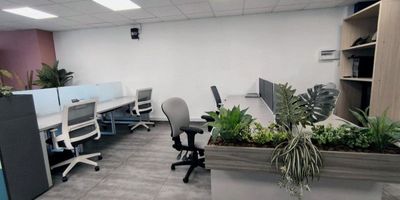 Ubicada en el centro de convenciones Torre EAR, calle 100 con CRA 15, una de las zonas más exclusivas de la ciudad por su interesante proyección ! Características:  207,5 mts2 en 4to piso, exterior , Excelente luz natural, Batería de baños, 6 ascensores , 5 parqueaderos, seguridad 24 horas. Te ofrecemos el servicio de Personalización: Con opción de amoblamiento y Rediseño del espacio según tus necesidades. ¡¡¡Mejora la productividad de tu equipo!!!Contáctame hoy mismo para conocer esta oportunidad única...