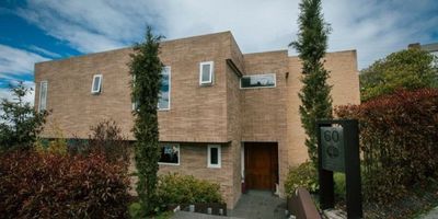 Descubre esta casa en condominio cerrado, situada en la vía a La Calera, a solo quince minutos de la 85 con 7ma. Con un área total de cuatrocientos sesenta y cuatro m² y cien m² de terrazas, sobre un lote de mil trescientos noventa y ocho m², esta vivienda presenta acabados de alta calidad. La casa cuenta con cuatro habitaciones, cada una con baño privado, una amplia zona social con cocina abierta, family room y cuarto de juegos. Incluye cuarto y baño de servicio, espacio para cuatro parqueaderos y dos depósitos. Diseñada para ser térmicamente eficiente, cuenta con dobles muros y ventanería alemana.El condominio ofrece capilla, salón comunal, gimnasio, dos canchas de squash, cancha de tenis, cancha de fútbol, dos piscinas (adultos y niños), zonas húmedas, cafetería, parque infantil y sendero ecológico. Una excelente opción para vivir en un entorno seguro y exclusivo, donde la comodidad y el estilo se combinan.