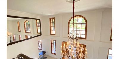 ¡Hermosa casa, estilo Pennsylvania Heritage, nos ofrece amplios espacios con iluminación natural y techos de doble altura, un lugar para descansar del ruido y movimiento de la gran ciudad, y conectarnos con la naturaleza, en un exquisito ambiente de diseño y buen gusto!