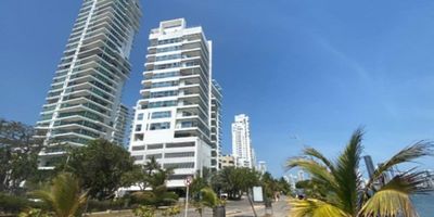 Exclusivo apartamento, con vista sobre toda la bahía en el piso 16. Zona social rodeada de terrazas3 alcobas con baño privado. Sala y comedor amplios, baño social. Cocina cerrada, zona de ropas. CBS. 3 garajes independientes, depósito. 2 ascensores (principal privado). Aire centran en área social y mini split en habitaciones.